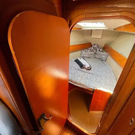 Botel Classic Sailing Yatch 12, 5m In A Unique Experience *
