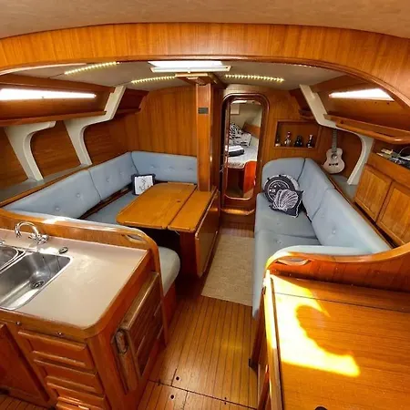 Botel Classic Sailing Yatch 12, 5m In A Unique Experience Lisboa