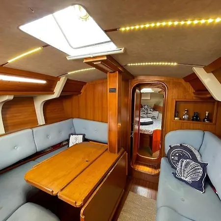 Classic Sailing Yatch 12, 5m In A Unique Experience Botel *