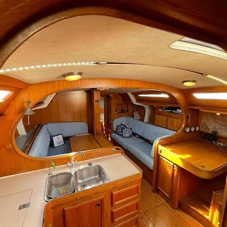 Botel Classic Sailing Yatch 12, 5m In A Unique Experience *