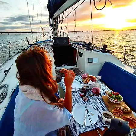 Classic Sailing Yatch 12, 5m In A Unique Experience Botel *